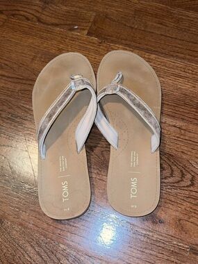 TOMS Women’s Metallic Taupe Flip Flop Sandals